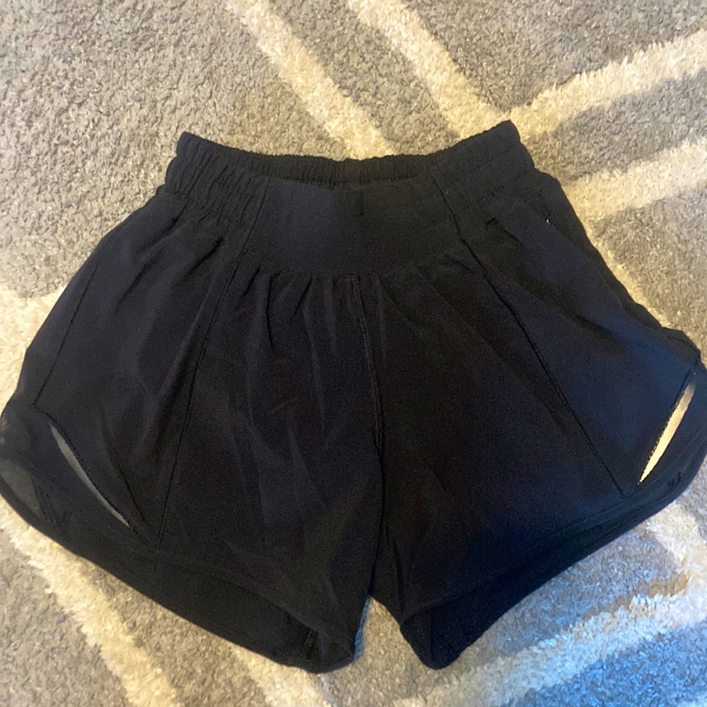 Size 0 Lululemon hotty hot LR black 4 inch NEVER WORN